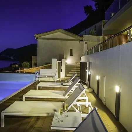 Sleeps 10 Pool Air Con Wifi